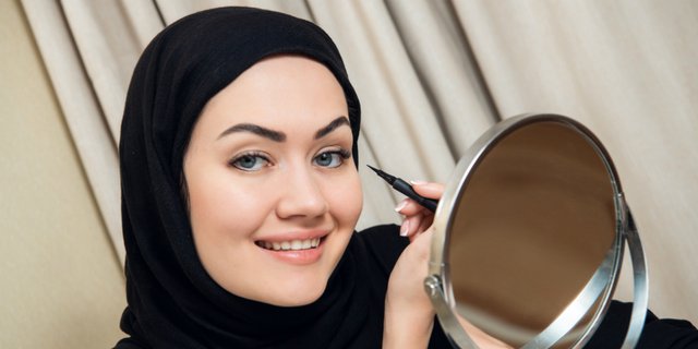 Ubah Ukuran Mata hanya dengan 3 Produk Makeup