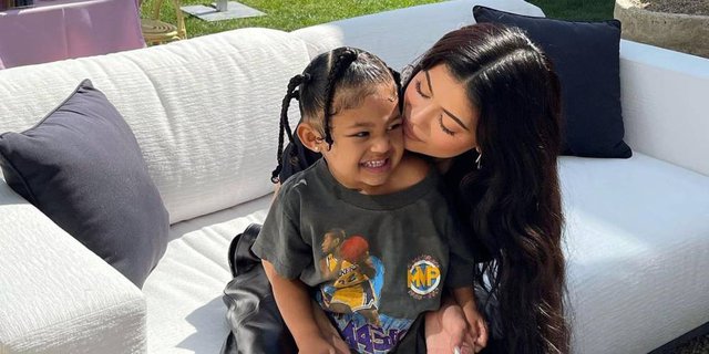 Putri Kylie Jenner Ingin Naik Bus Sekolah, Ayahnya Langsung Beli