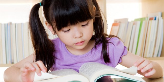 Tak Perlu Dipaksa, Ketahui Usia Ideal Ajarkan Anak Membaca