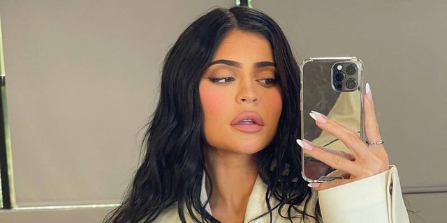 Kylie Jenner Umumkan Hamil Anak Kedua Lewat Video Dramatis