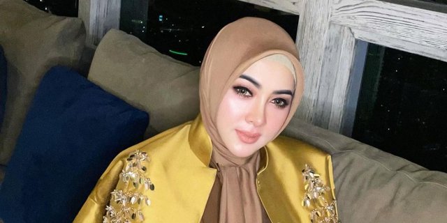 Syahrini Pakai Kacamata Unik Rp8 Juta, duh Modelnya