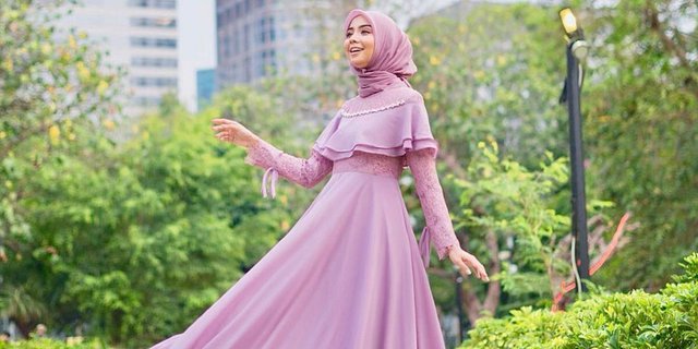 Selebgram Nesa Aqila Bawa Nuansa Lilac ke Tengah Gurun