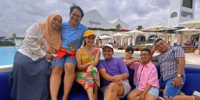 Liburan ke Bali Bersama Keluarga, Busana Anak Iis Dahlia Jadi Sorotan