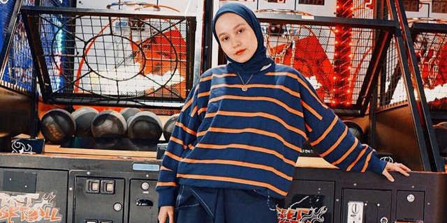 5 Inspirasi Fashion Hijab Stripes, Bikin OOTD Makin Kece
