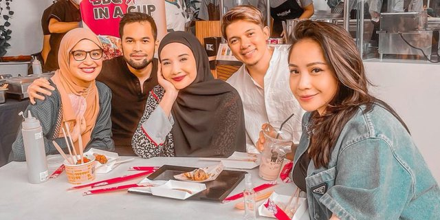 Hangout Bareng Keluarga Sungkar, Alas Kaki Kembaran Zaskia dan Nagita Slavina Bikin Salfok