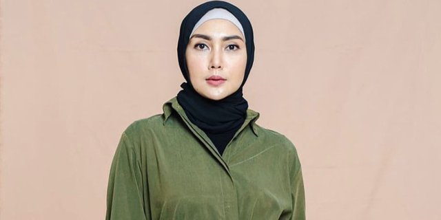 4 Ide OOTD Hijab Keren ala Fenita Arie