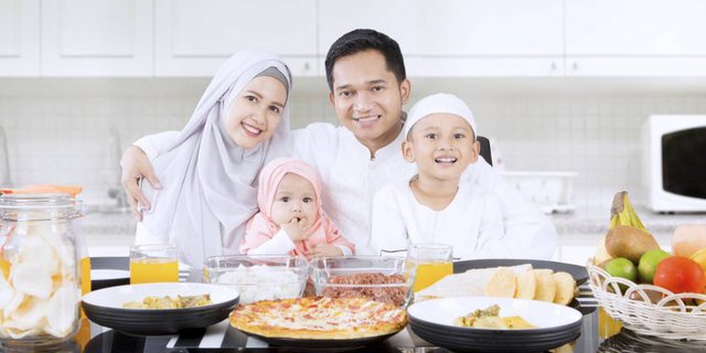 Adab Makan dalam Islam yang Harus Diajarkan Pada Buah Hati