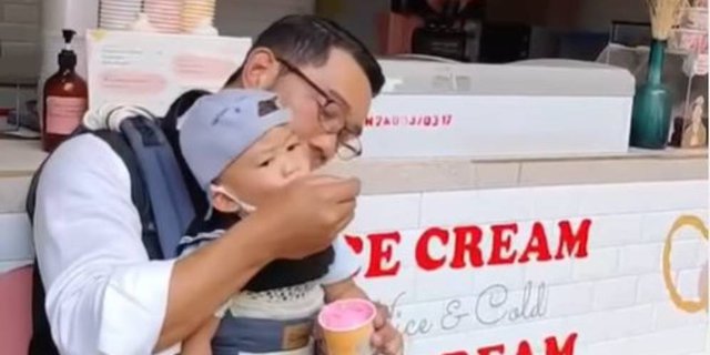 Gaya Ridwan Kamil Momong Anak di Kedai Es Krim