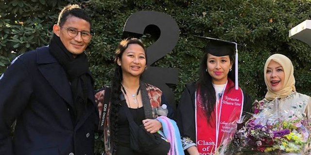 Momen Haru Putri Sandiaga Uno Lulus Cumlaude di AS