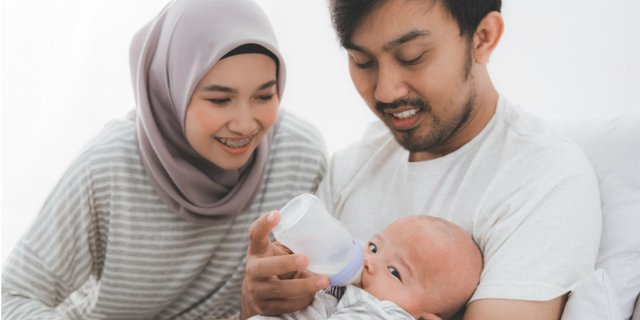 Cara yang Diajarkan Islam Membersihkan Najis Urine Bayi Lelaki