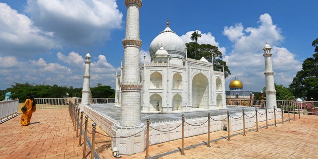 Pengusaha Ini Bangun Taj Mahal KW untuk Istrinya, Pintu Masuk Berlapis Emas