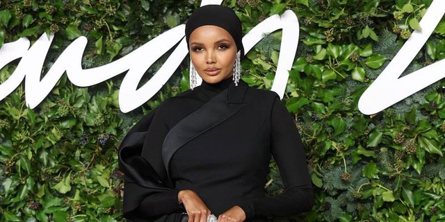 Kenakan Gaun Tommy Hilfiger, Halima Aden Tampil Memukau