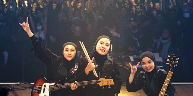 Vokalis Voice of Baceprot Jelaskan Hijabnya di Prancis, Bikin Bangga Hijaber!