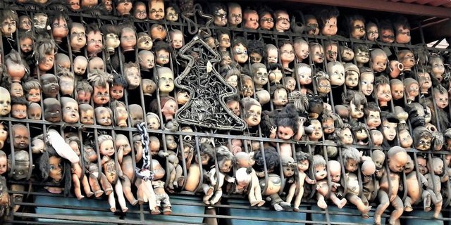 Seram, Balkon dengan Pajangan Boneka Menyeramkan di Caracas Tampak Seperti Set Film Horor