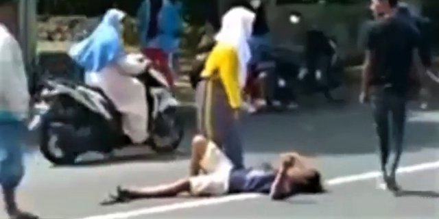 Cekcok Dengan Pacar, Pemuda Ini Nekat Tiduran di Tengah Jalan Raya, Netizen: Bikin Malu!