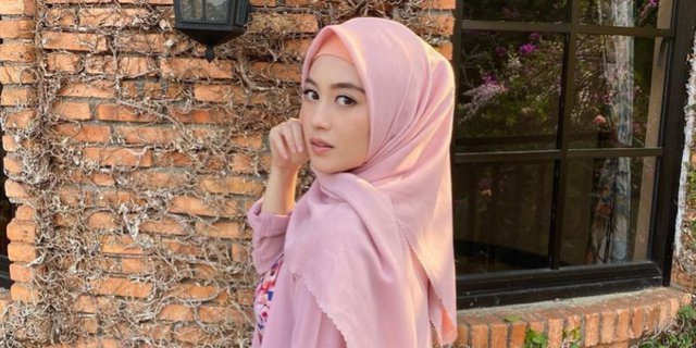 Inspirasi Padu Padan Hijab dengan Baju Pink ala Nabilah Ayu