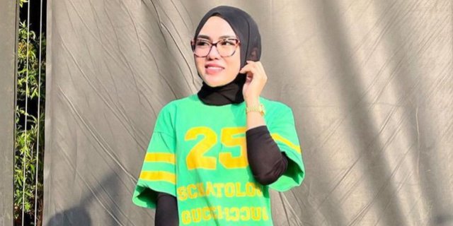 HOTD Santuy ala Medina Zein: Padu Padan Hijab dengan Kaus Lengan Pendek