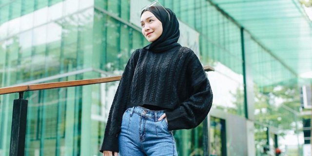 Paduan Sweater Hitam dan Denim Biru, Melody Prima Bak ABG