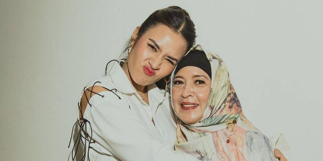 Raisa Ungkap Tak Mau Nyanyi Lihat Ibunya, Takut Menangis