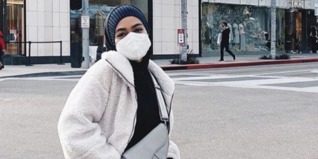 Gaya Hijab Kasual ala Ayudia Bing Slamet di Los Angeles