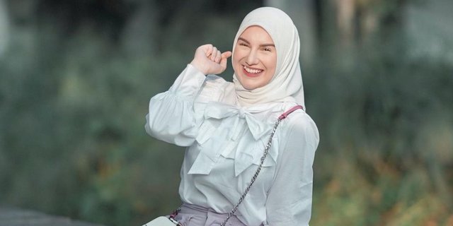 OOTD Irish Bella, Paduan Rok Garis dengan Kemeja Putih