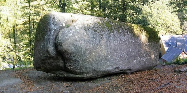 The Trembling Rock, Batu Seberat 137 Ton yang Bisa Digerakkan dengan Mudah