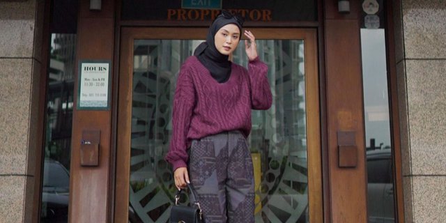 Inspirasi Outfit Hijab Warna Magenta