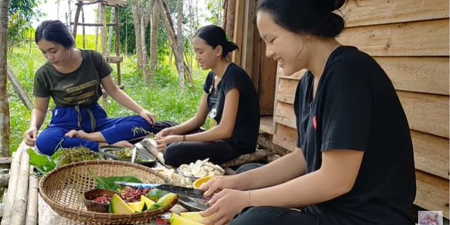 Potret Keseharian Gadis Suku Dayak, Jago Olah Sayur Jadi Makanan Populer!