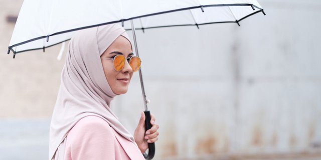 4 Tips Fashion Hijab di Musim Hujan