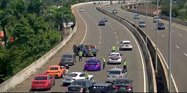 Rombongan Mobil Mewah Penuhi di Tol Andara Buat Dokumentasi, Ujungnya Dicegat Polisi