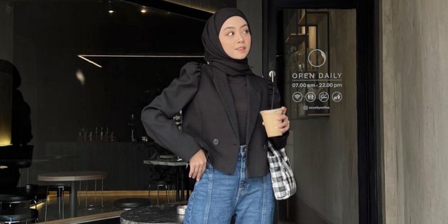 Gaya Hijab Kasual dengan Blazer Sebagai Outer