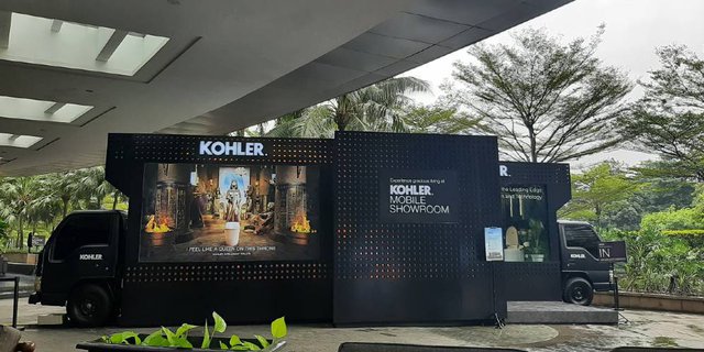 Interior Kamar Mandi High Tech di Mobile Showroom