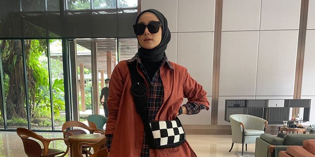 Tampil 'Boyish Look' ala Fashion Hijab Sindy Mutmaina