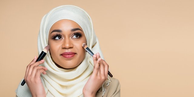 Aplikasikan Foundation dengan Trik Ini Agar Lebih Flawless