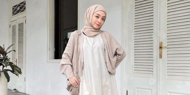 Gaya Hijab dengan Midi Dress, Bikin Look Makin Feminim