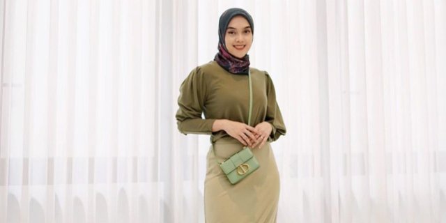 OOTD Hijab ala Tiqasya, Rok Span Bikin Gaya Makin Feminin