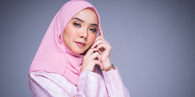 Tutorial Kerudung Pashmina Berbahan Satin, Licin Teratasi!