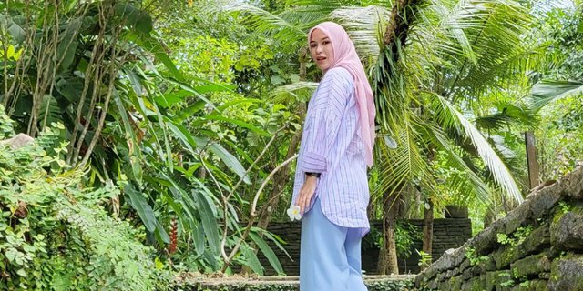 Intip Outfit Hijab Liburan Versi Tania Ray Mina