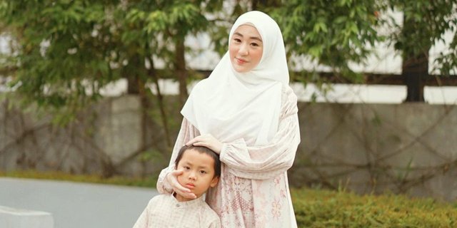 Jalani Ramadan Berdua dengan Anak, Ini Doa Larissa Chou