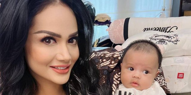 Krisdayanti Gendong Baby Ameena Sambil Bersenandung, Netizen Deg-degan Kengerian