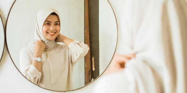 Prayer for Looking in the Mirror and Its Meaning, Accompanied by Islamic Etiquette for Dressing Up