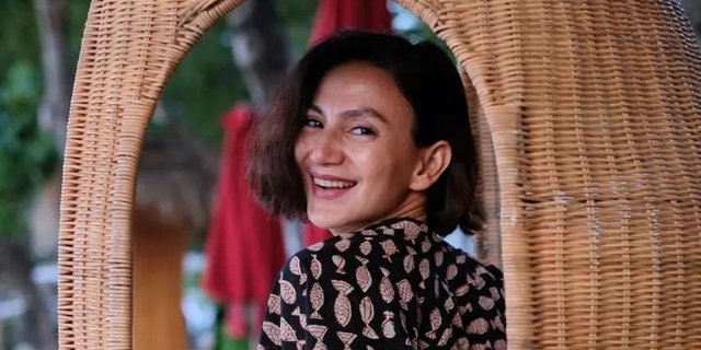 Pesona Wanda Hamidah Pakai Kain Tradisional 