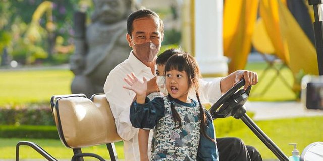 Intip Momen Lebaran Presiden Jokowi Bareng Cucu Tersayang