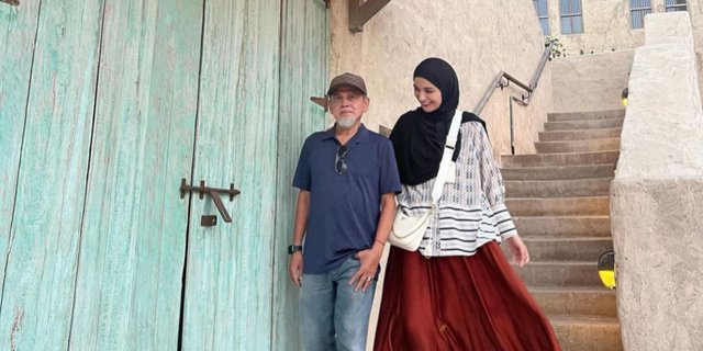 Potret Shireen Sungkar Bareng Bapak Mertua di Dubai