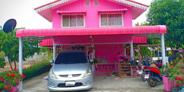 Rumah Bertema Pink Neon, Lihat Bagian Dalamnya