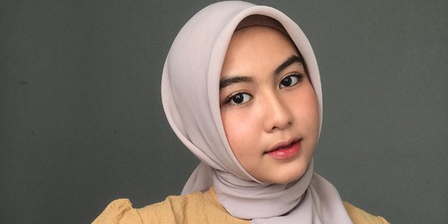 3 Trik Stylish dengan Kerudung Segi Empat untuk Hangout