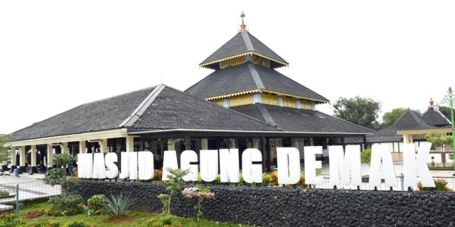 Mengulik Cerita Masjid Agung di Demak