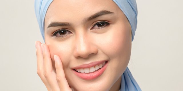 Trik Menggunakan Highlight Agar Riasan Glowing Natural