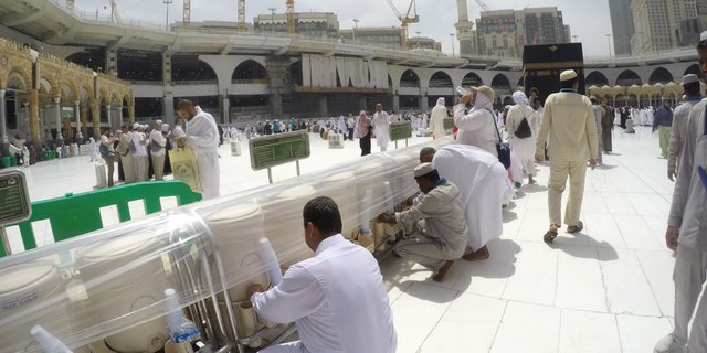Jemaah Haji Dilarang Bawa Air Zamzam di Koper, Akan Diberi 5 Liter Saat Tiba di Tanah Air