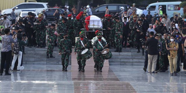 FOTO: Suasana Haru Iringi Pemakaman Menpan RB Tjahjo Kumolo